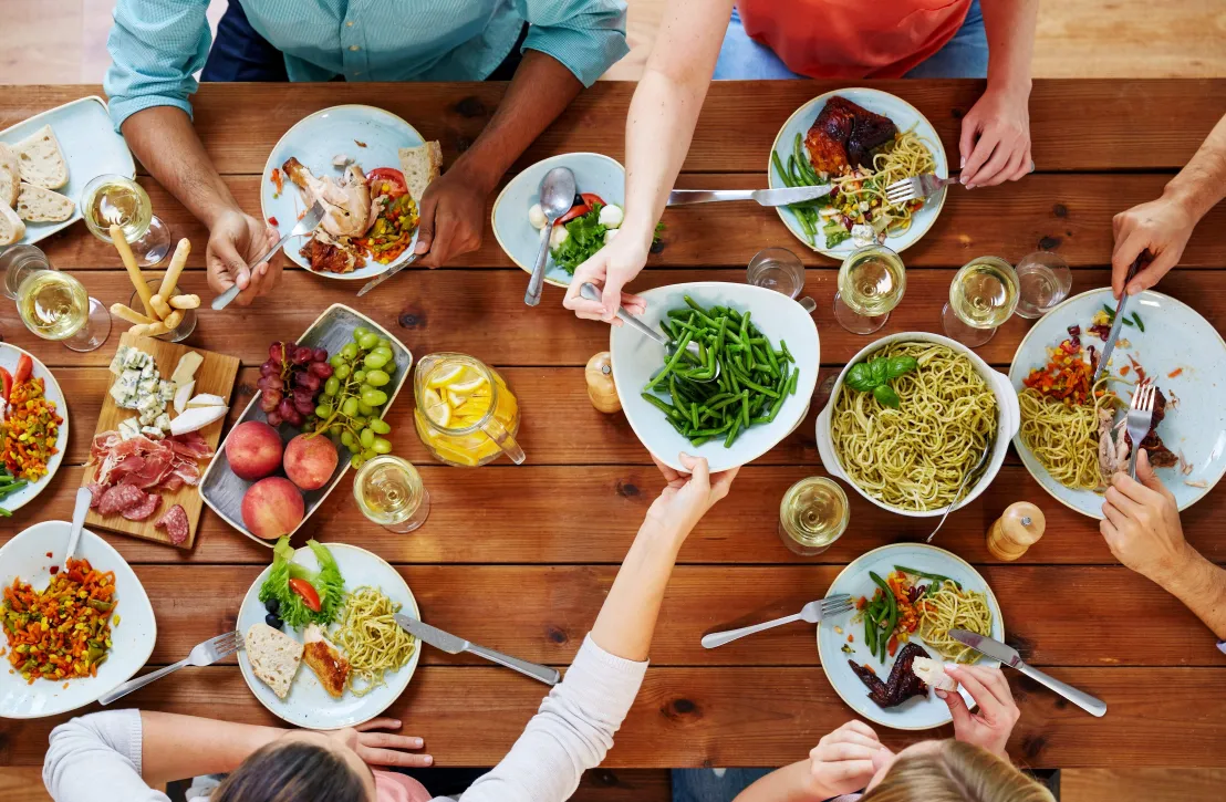 Gezellig aan tafel met Ekomenu gerechten