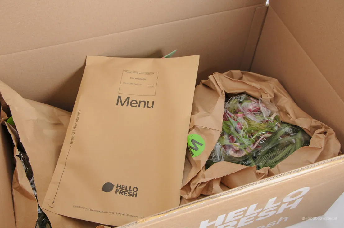 We pakken een Hellofresh doos uit met daarin 4 gerechten die apart in zakken verpakt zitten