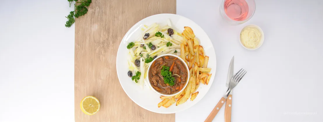 We kookten een premiumgerecht van hellofresh met kalfsstoof en cranberrychutney en serveren dat met extra witlofsalade.
