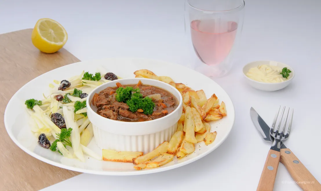 We serveren op onze tafel kalfsstoof met verse friet en salade dankzij de simpele bereiding met de maaltijdbox.