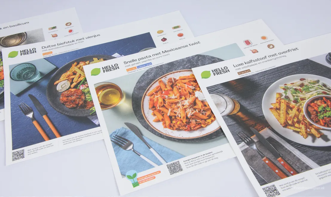 4 receptkaarten van hellofresh op onze tafel met een duidelijke omschrijving per gerecht