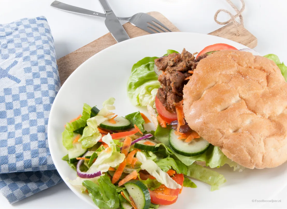 Een lekker broodje vlees met veel salade