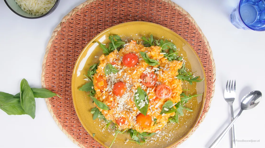 Een verrassend vegetarisch gerecht van HelloFresh op een bord met daaronder een placemat