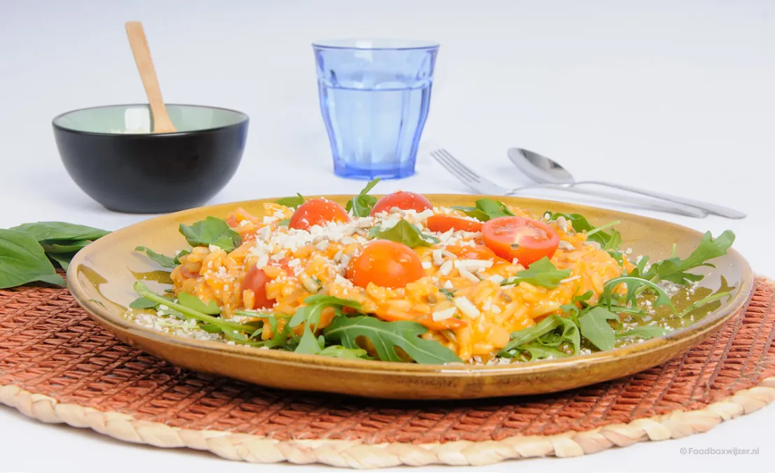 We serveren de tomatenrisotto van hellofresh met rucola en basilicum