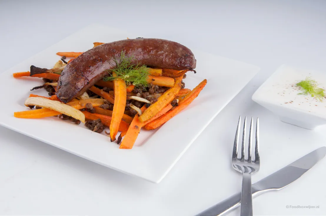 De saucijsjes, groenten en linzen uit de oven op ons bord