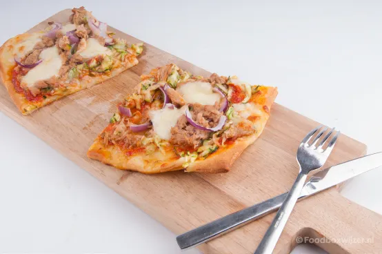 Op een plank geserveerd de pizza tonijn met mozzarella