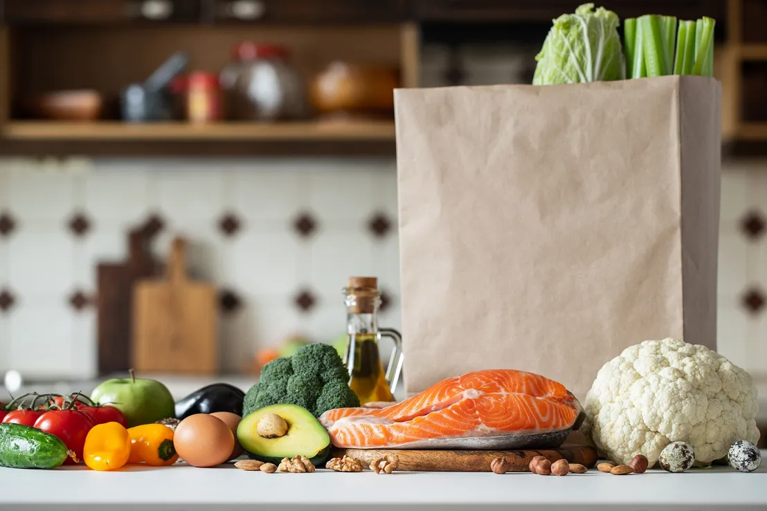 Koolhydraatarme ingrediënten zoals zalm en groenten voor een gezond gerecht