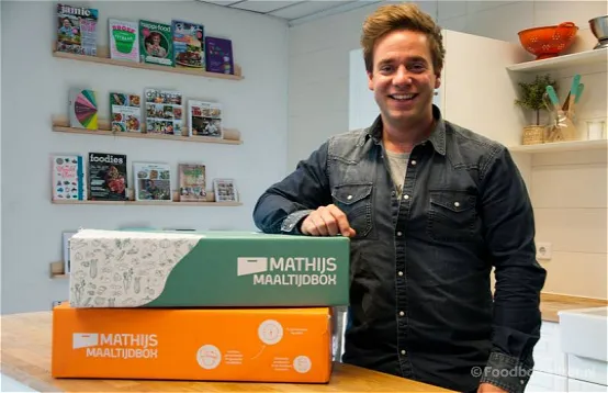Matthijs Vrieze met enkele maaltijdboxen