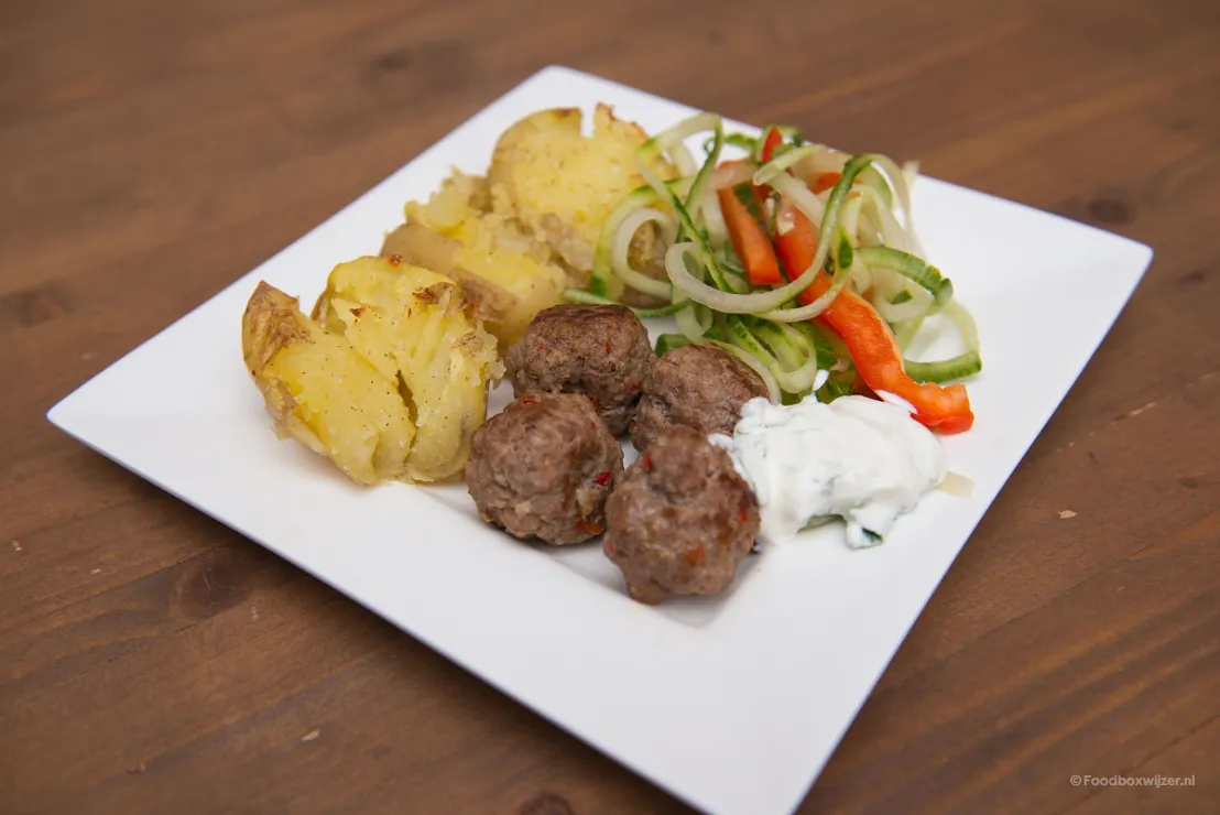 Het gerecht op ons bord de pikante gehaktballetjes met frisse muntsaus