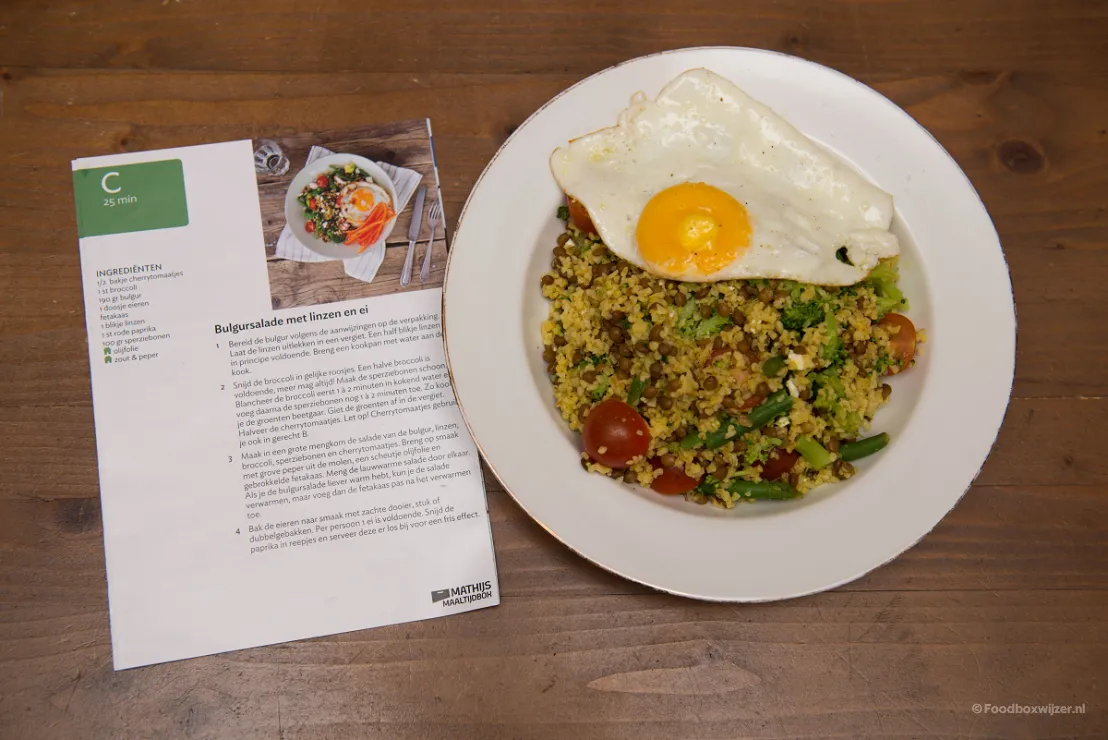 Het gerecht op bord de bulgursalade met linzen en ei en daarnaast de receptkaart
