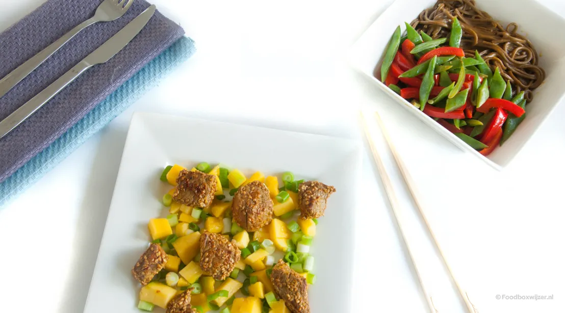 Het resultaat van de sobanoedels met gele curry en biefstuk op ons bord