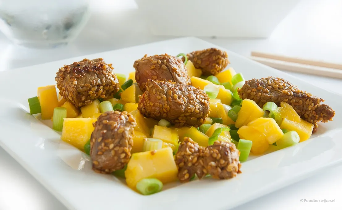 Een close-up van de sobanoedels met gele curry en biefstuk op ons bord