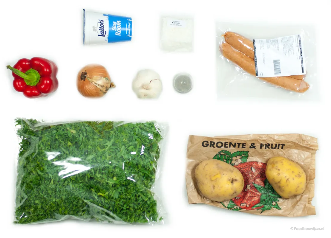 Alle ingredienten voor het gerecht dat we gaan maken, zoals aardappels en gesneden boerenkool.
