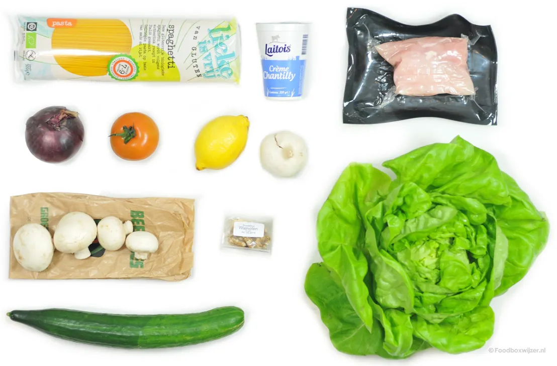 Ingrediënten voor dag 2, zoals sla, champions, komkommer en kipfilet