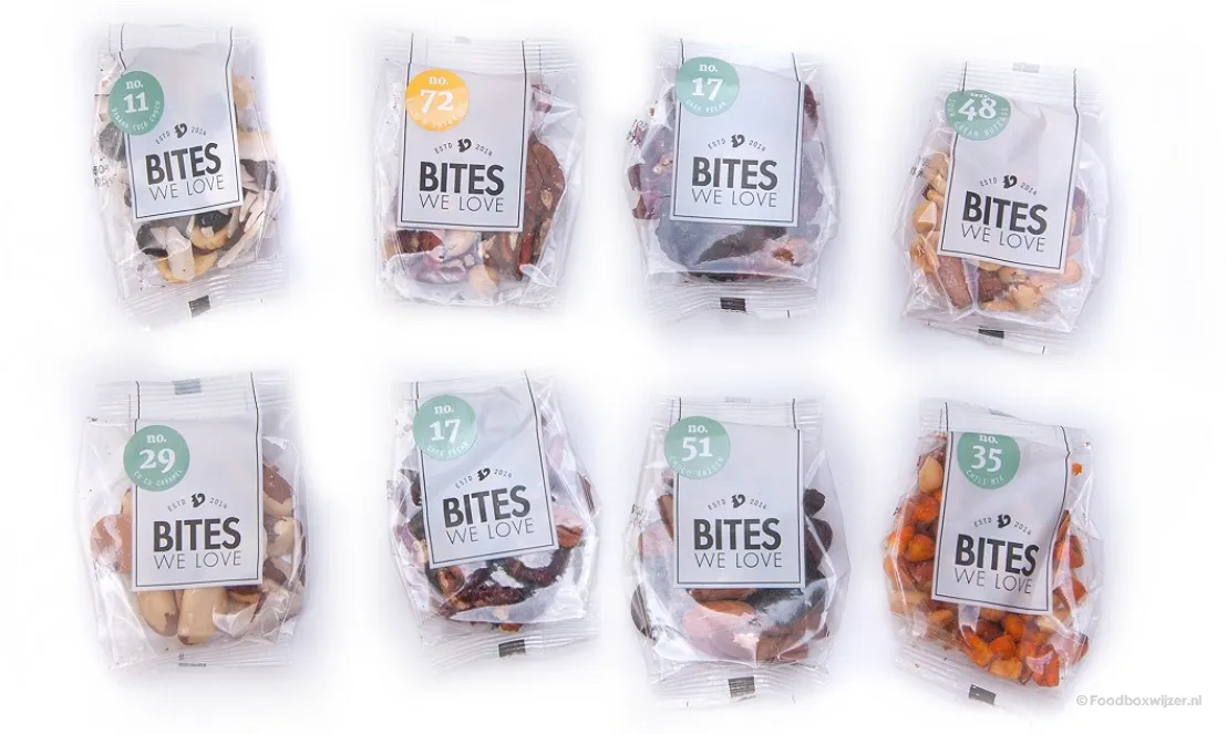 Acht zakjes met snacks bij elkaar