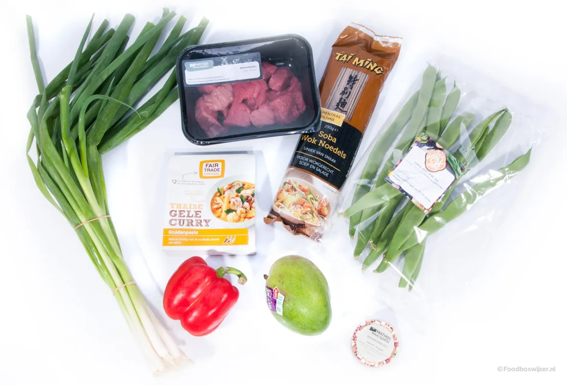 De ingrediënten voor het Sobanoedels met gele curry en biefstuk gerecht