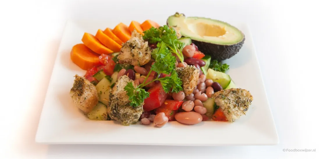 Panzanella met bonensalade en crouton op ons bord
