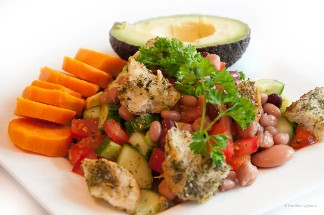 Een close-up van het gerecht panzanella met bonensalade en crouton