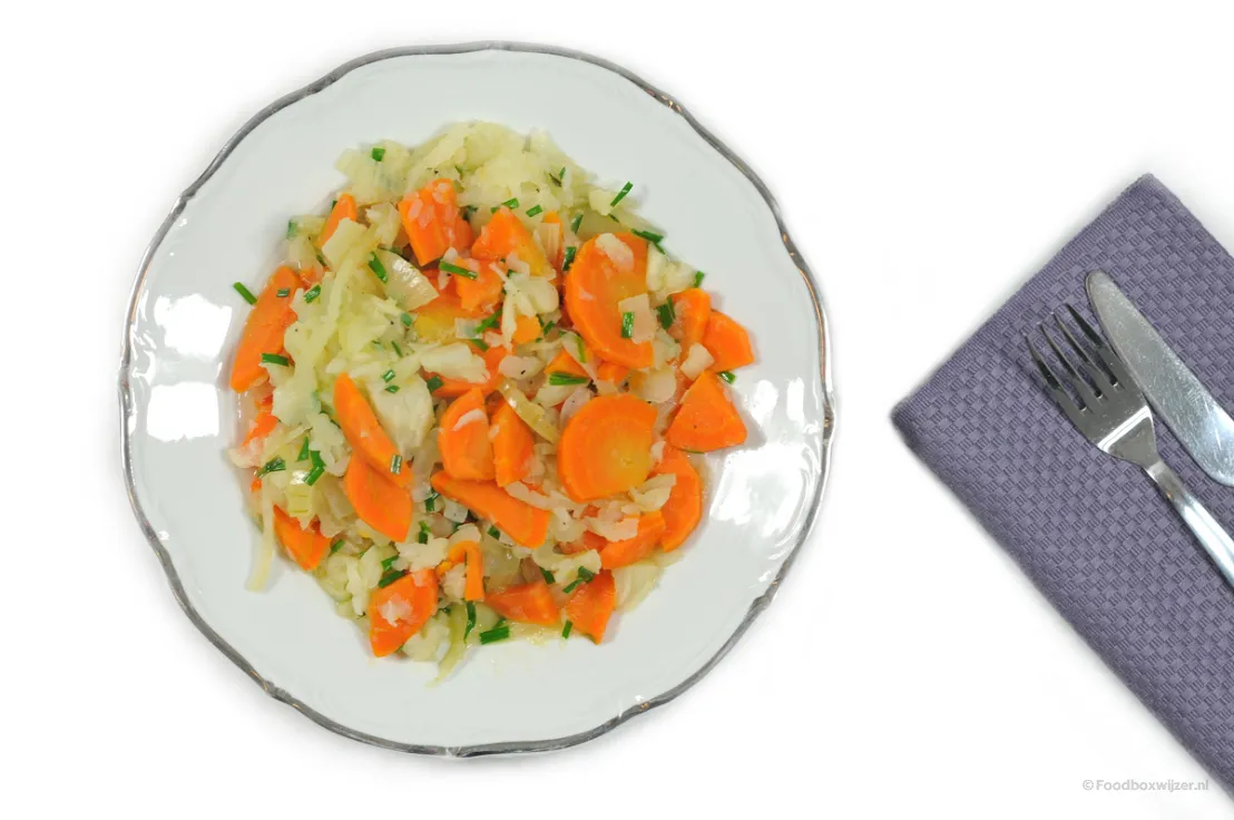 Een bord met een eenvoudig gerecht van wortel en knolselderij 