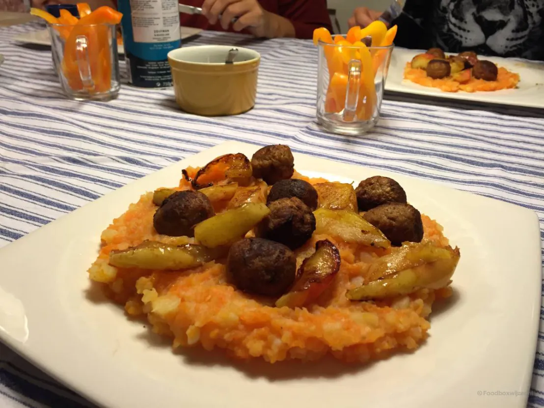 De  Pompoenstamppotje met vegetarische balletjes op tafel