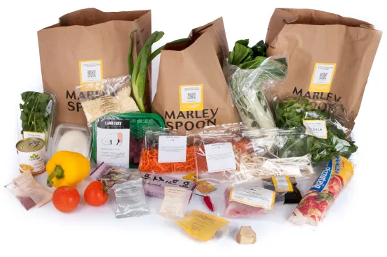 Drie zakken met inhoud uit de maaltijdbox van Marley Spoon met groenten, vlees en alle ingrediënten voor 3 maaltijden