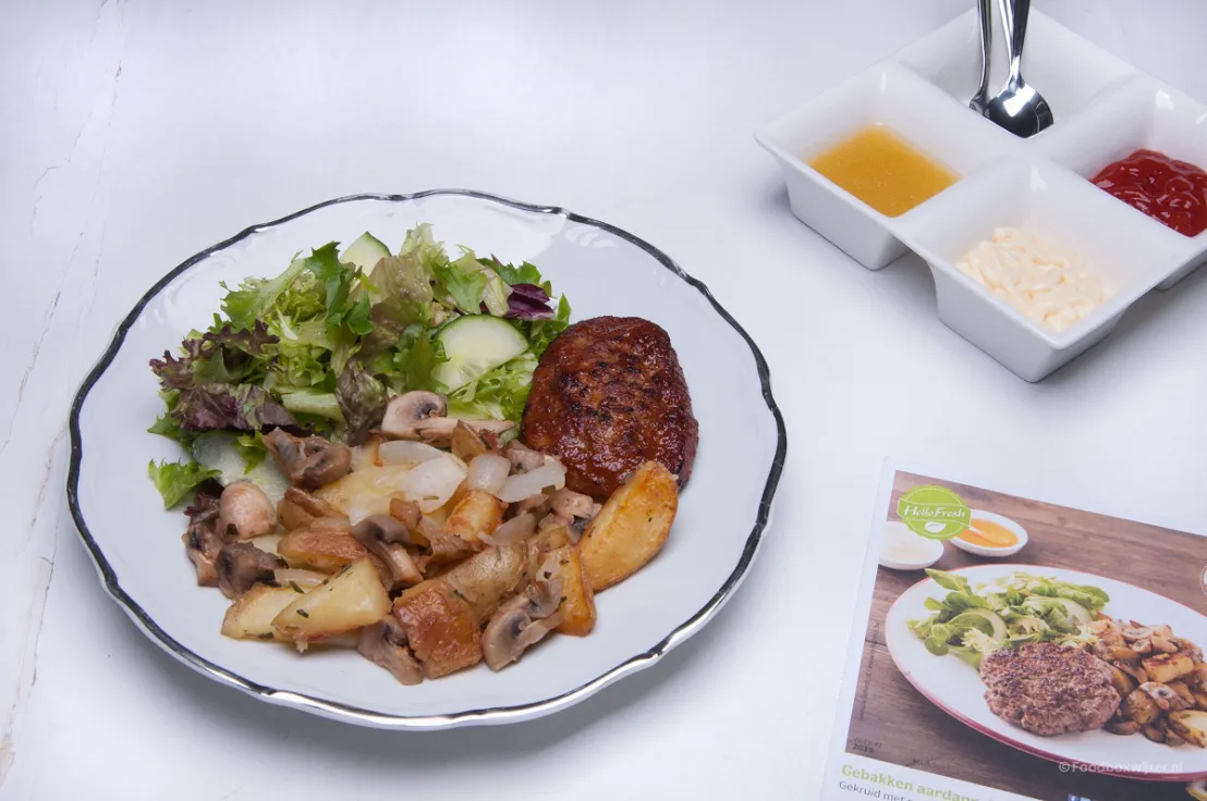 Een mooi resultaat op ons bord het gerecht me gebakken aardappelen met champignons en kalfsburger