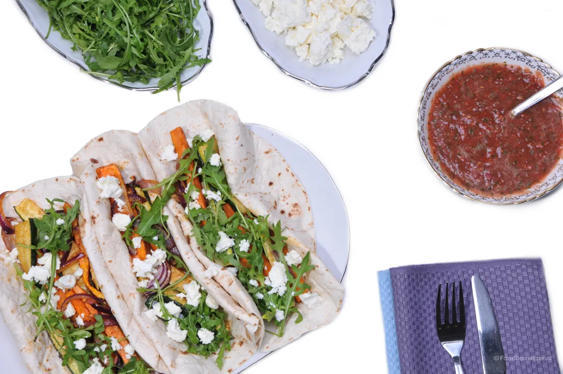Heel lekker de vegetarisch mexicaanse fajitas op een schaal