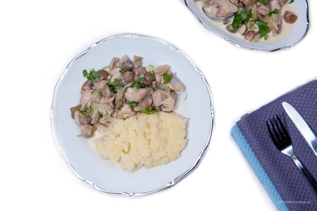 Het kook resultaat op ons bord is smakelijk, kipragout met champignons en aardappelpuree