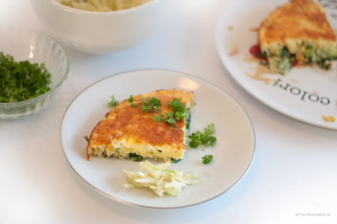 Op ons bord de frittata met witte kool, paksoi en oude kaas
