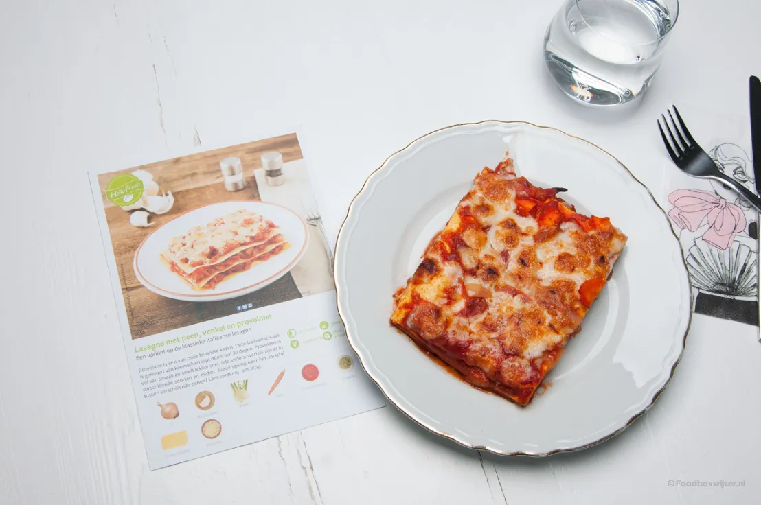 De lasagne op tafel met de receptkaart er naast