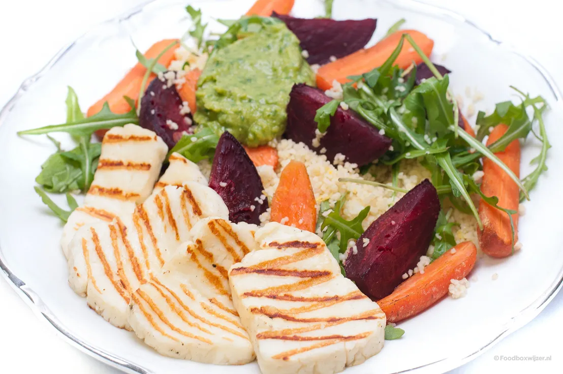 Op ons bord de gegrilde halloumi met rucolahummus en couscous