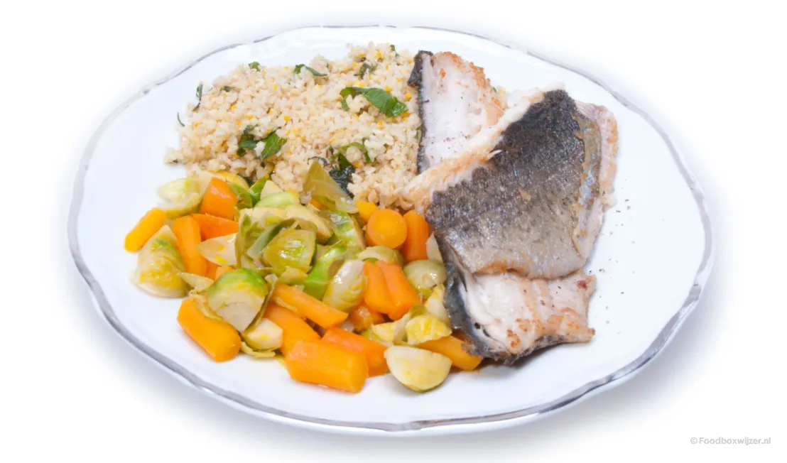 Op ons bord, de knapperige forelfilet met bulgur en spruitjes