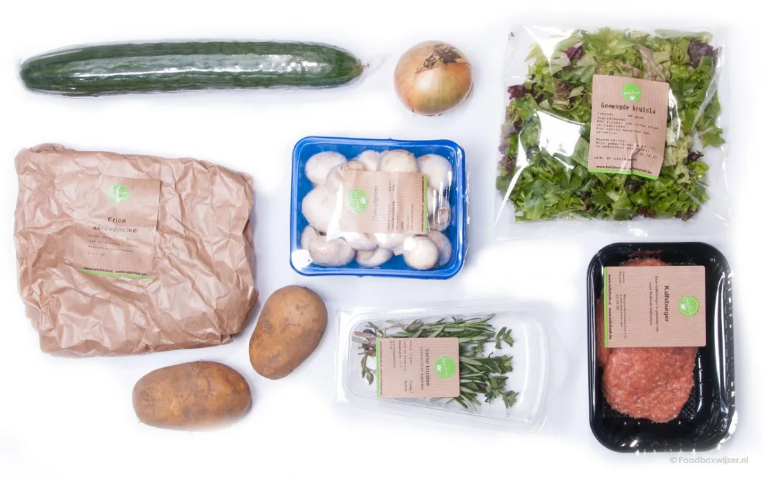 De benodigdheden zoals kalfsburger, sla, champignons en aardappel