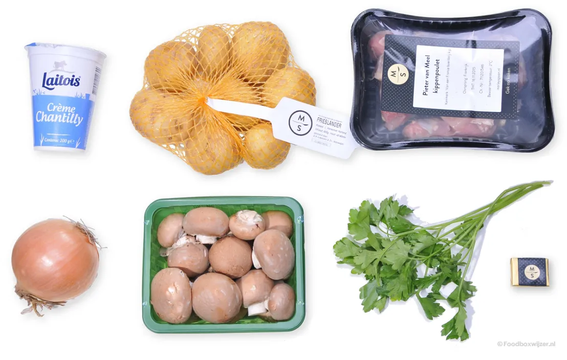 Het tweede gerecht heeft alle benodigdheden zoals aardappel, ui, kip en champignons