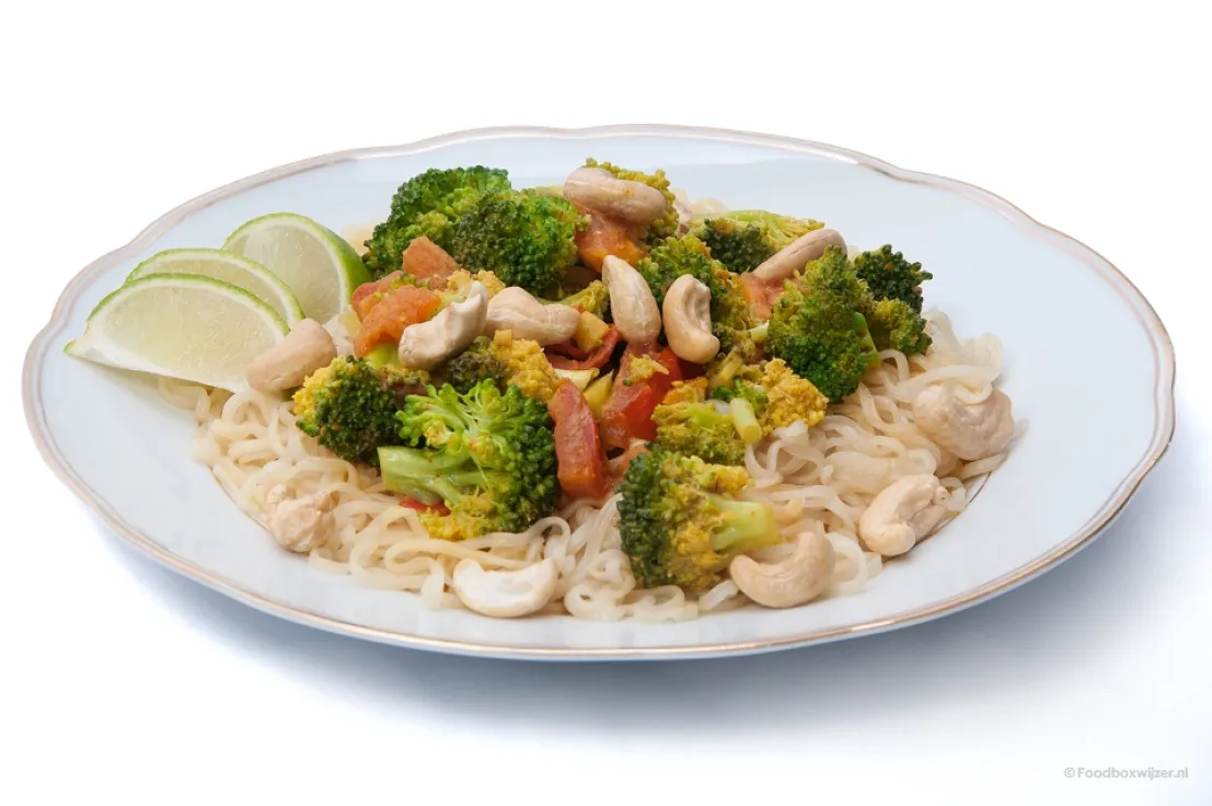 Het resultaat op ons bord, de Thaise noedels met broccoli, cashewnoten en limoen