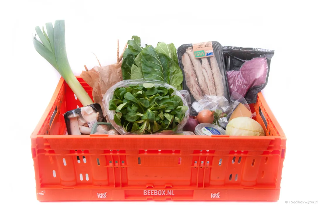 De oranje krat van Beebox met alle inhoud voor het koken van koolhydraatarme gerechten
