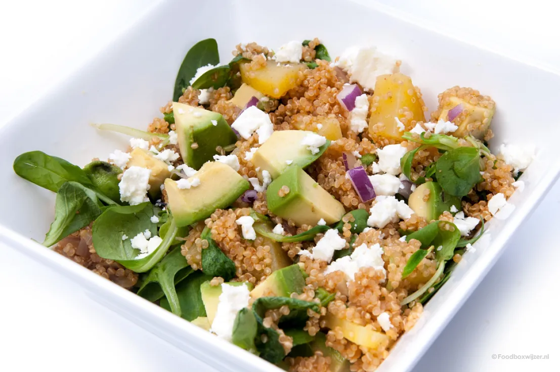 Het resultaat in onze kom, de warme quinoasalade met gele biet, avocado en feta