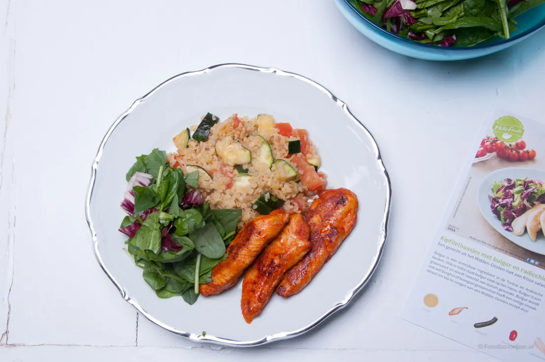Kipfilethaasjes met bulgur op ons bord