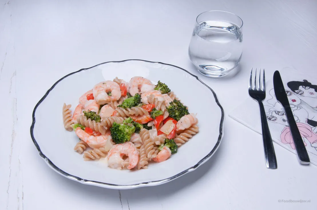 Op ons bord het heerlijke resultaat van de fusilli met reuzengarnalen