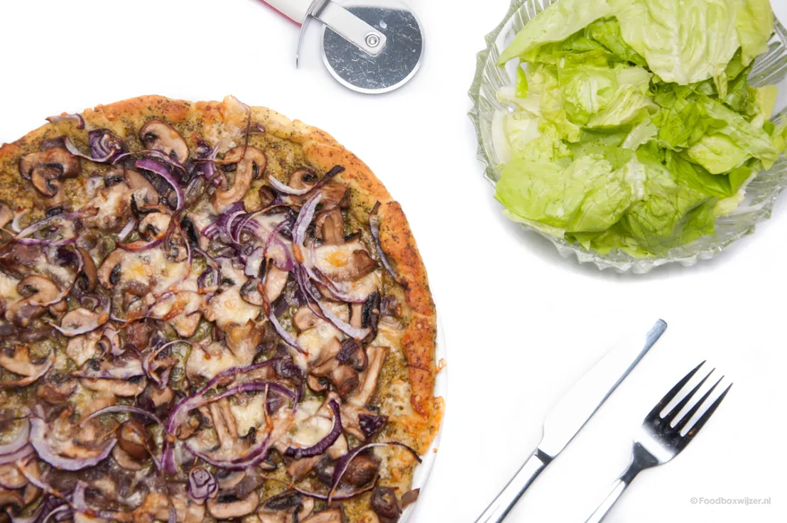 De pizza die we gemaakt hebben met sla er naast