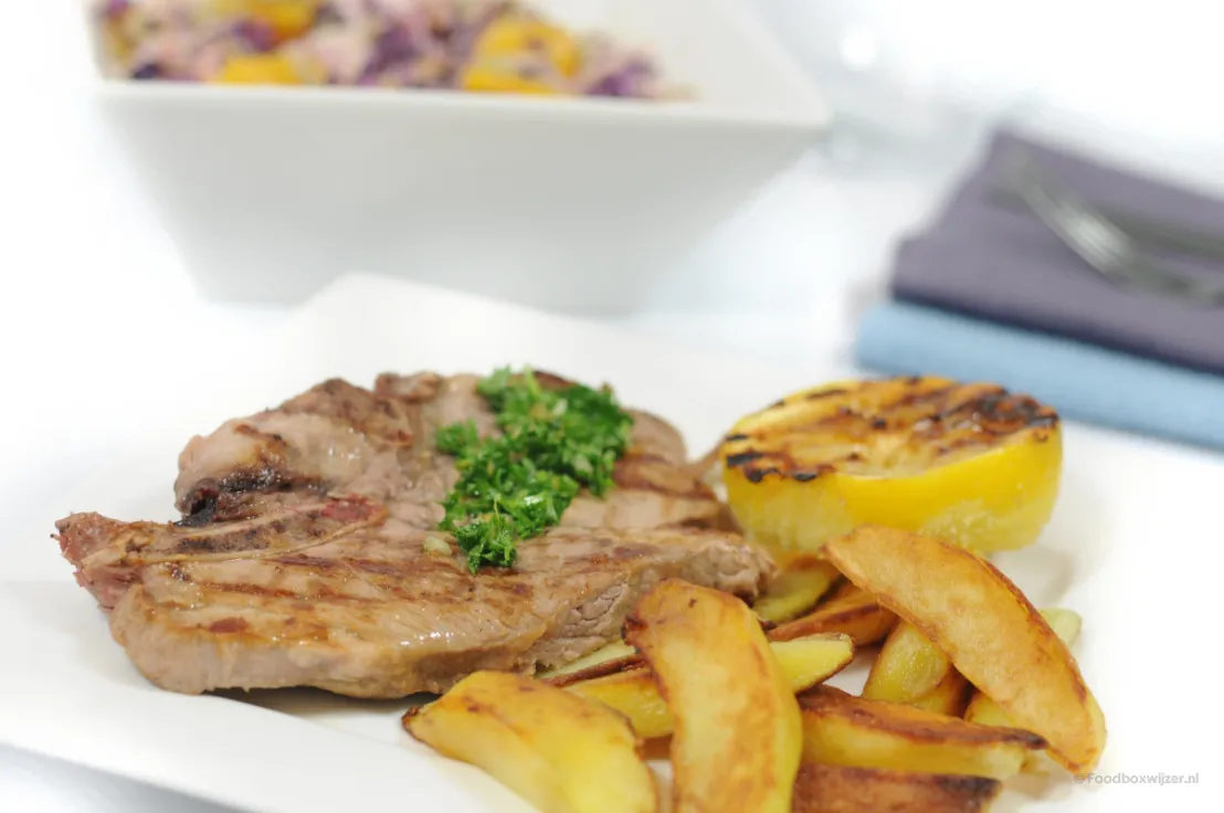 Ons resultaat een heerlijke karbonade van de grill met frisse koolsalade