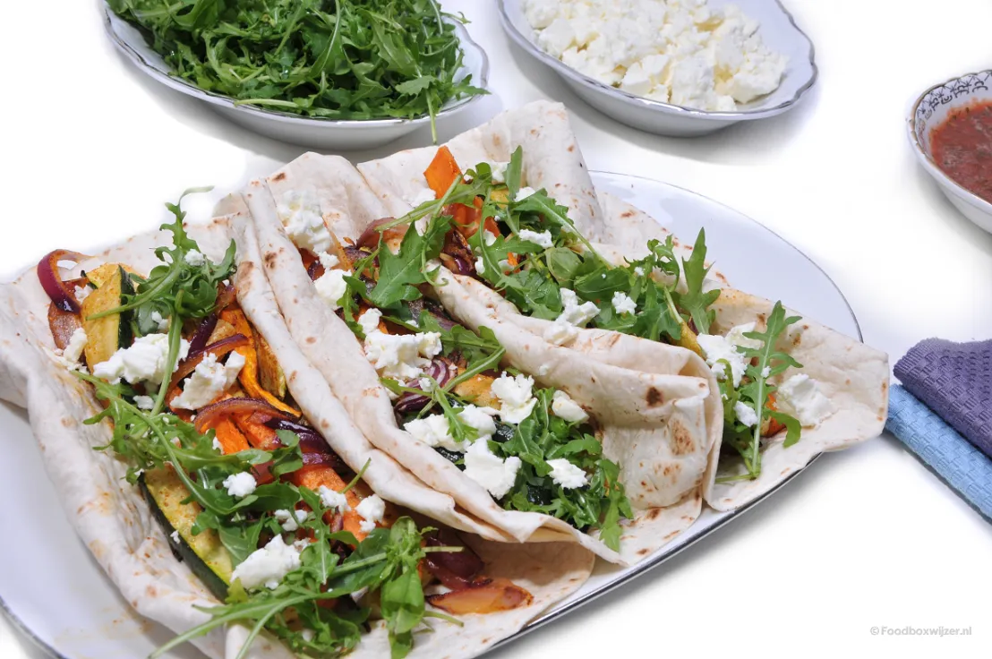 Een close-up van de schaal met tortilla's van de mexicaanse fajitas met ovengroenten
