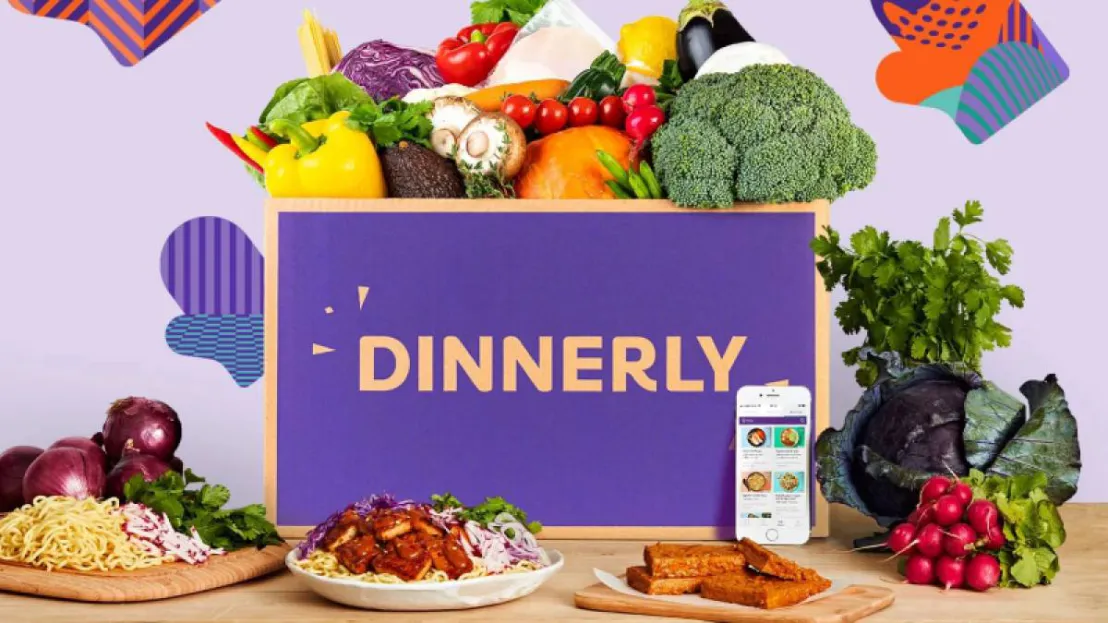 De maaltijdbox van Dinnerly met inhoud en verschillende gerechten