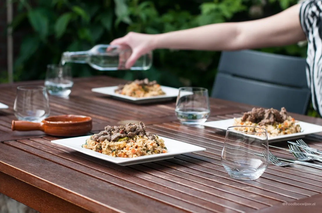 Heerlijk buiten eten en op tafel de nasi met biefstukreepjes
