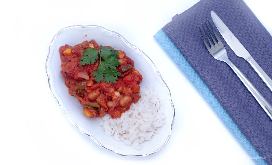 Vegetarische chili op tafel