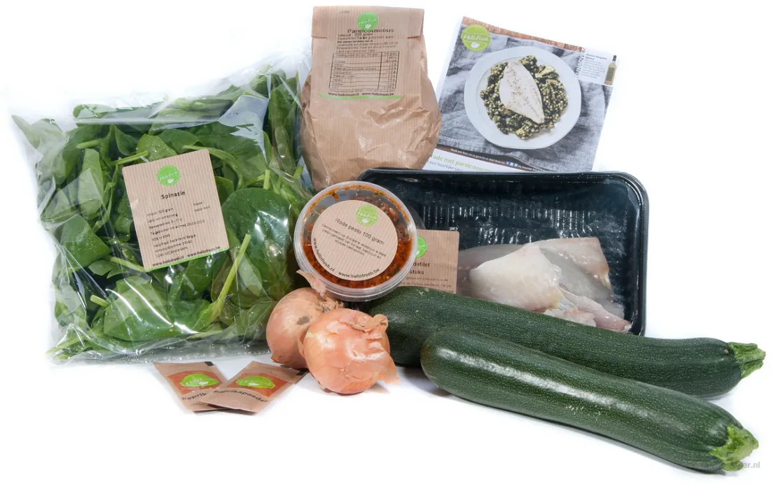 Alles zit in de box voor het gerecht van dorade met parelcouscous