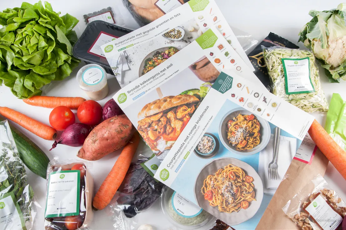 Alle ingrediënten, groenten, pakjes en receptkaarten