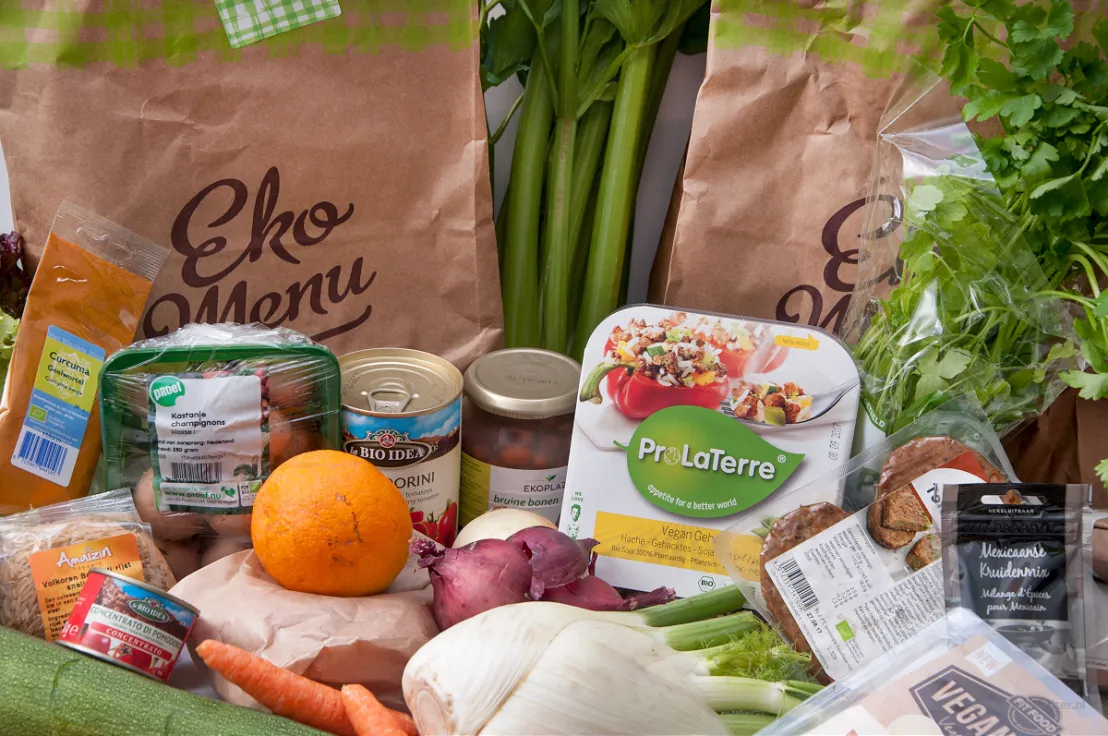 De inhoud van de Ekomenu maaltijdbox, veel biologische groenten en fruit
