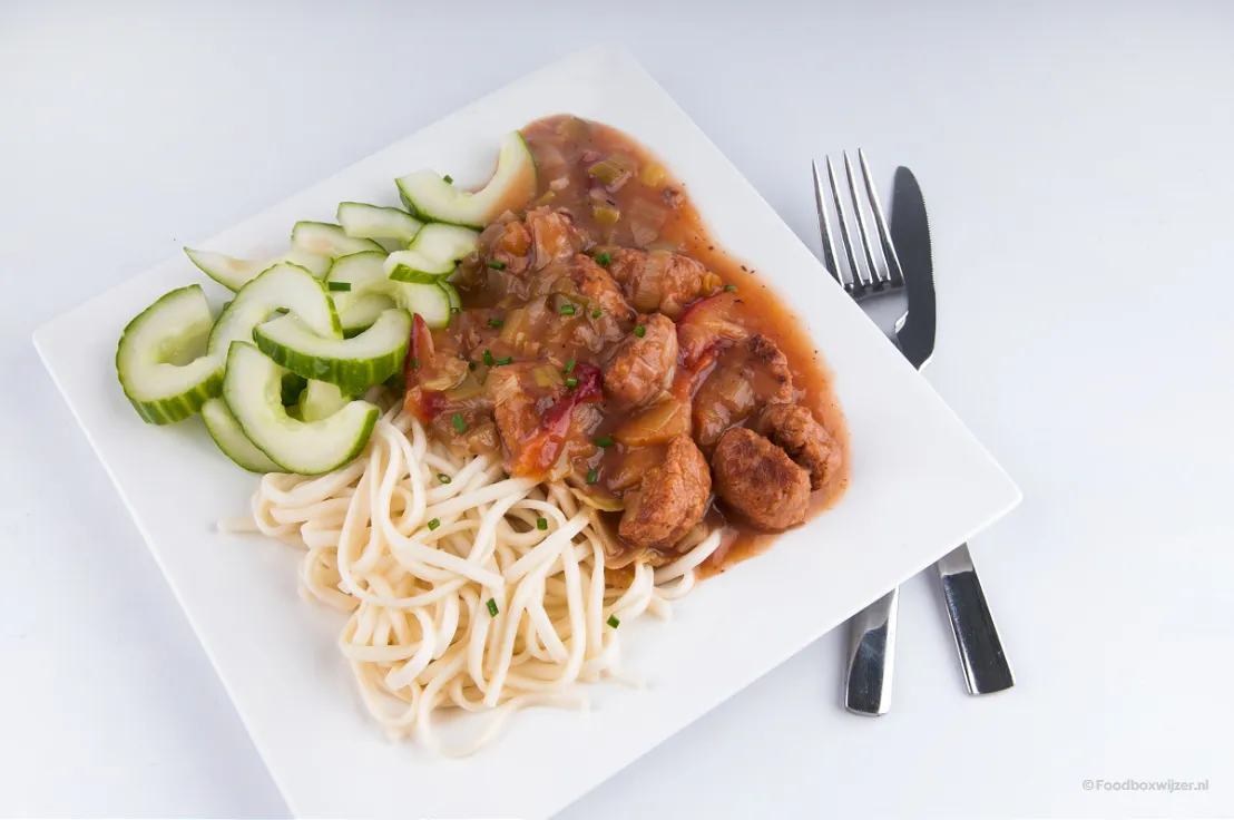 De vegan gehaktballetjes in pruimensaus met udonnoedels op ons bord