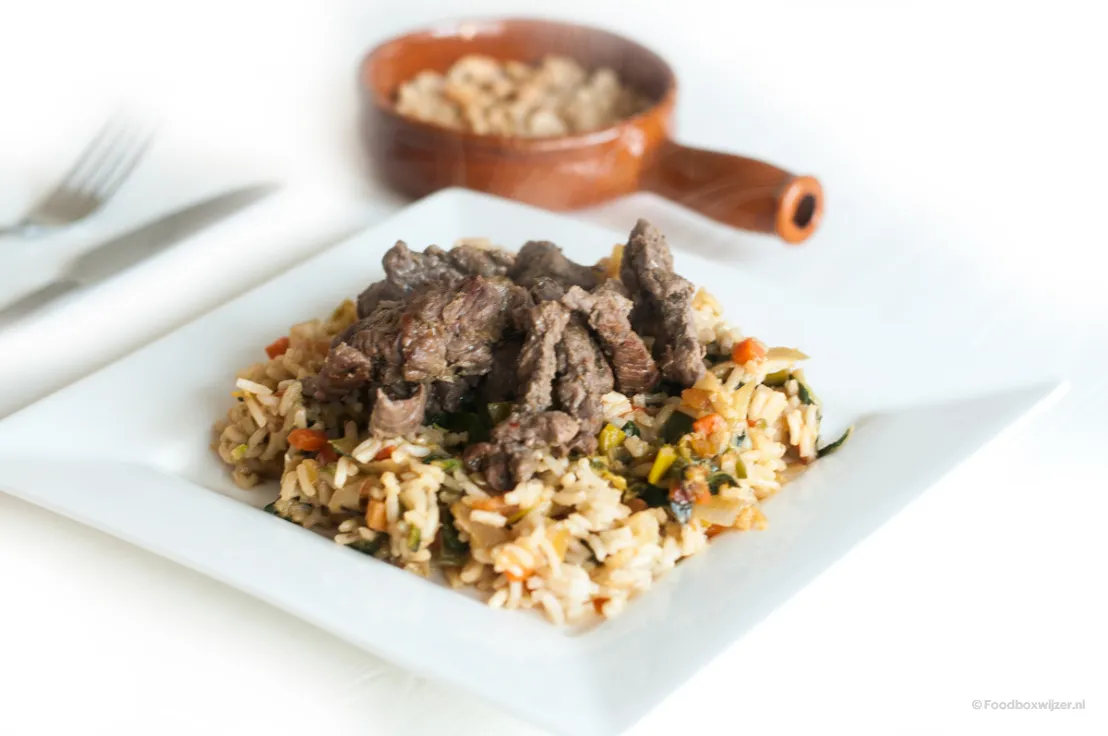 Op ons bord de nasi met biefstukreepjes, een heerlijk gerecht